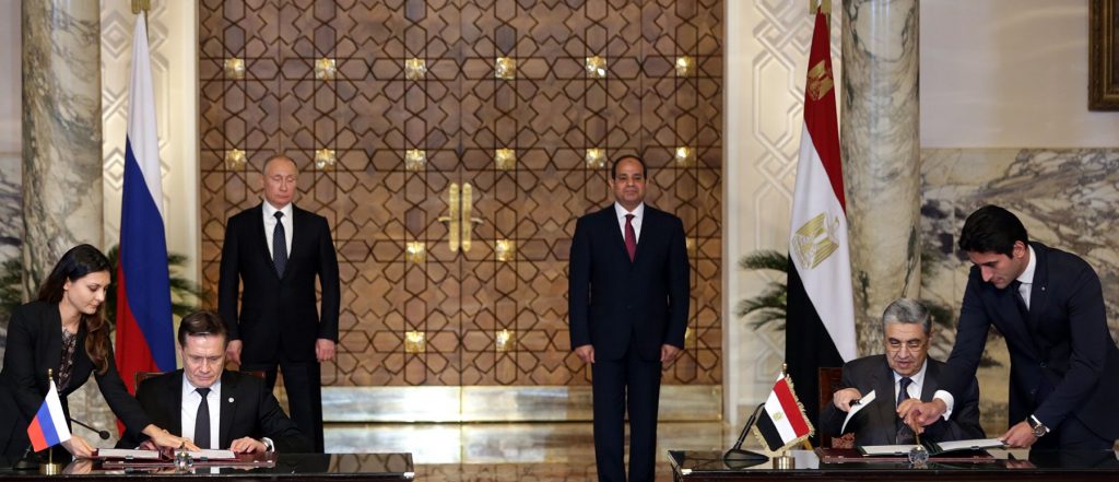 Ο Ρώσος Πρόεδρος και ο Αιγύπτιος ομόλογός του κατά την υπογραφή της πυρηνικής Συμφωνίας στο Κάιρο, στις 11 Δεκεμβρίου 2017. Πηγή: NewEurope.eu, 15 Δεκεμβρίου 2017.